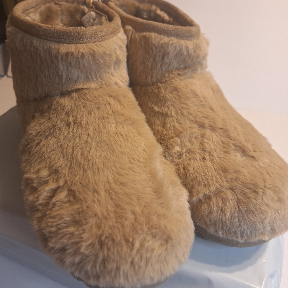 Arizona Jean Company Tan Faux Fur Slippers - Picture 2 of 9